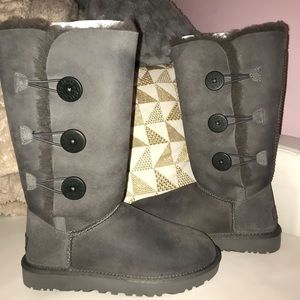 UGG women’s bailey button triplet ii grey
